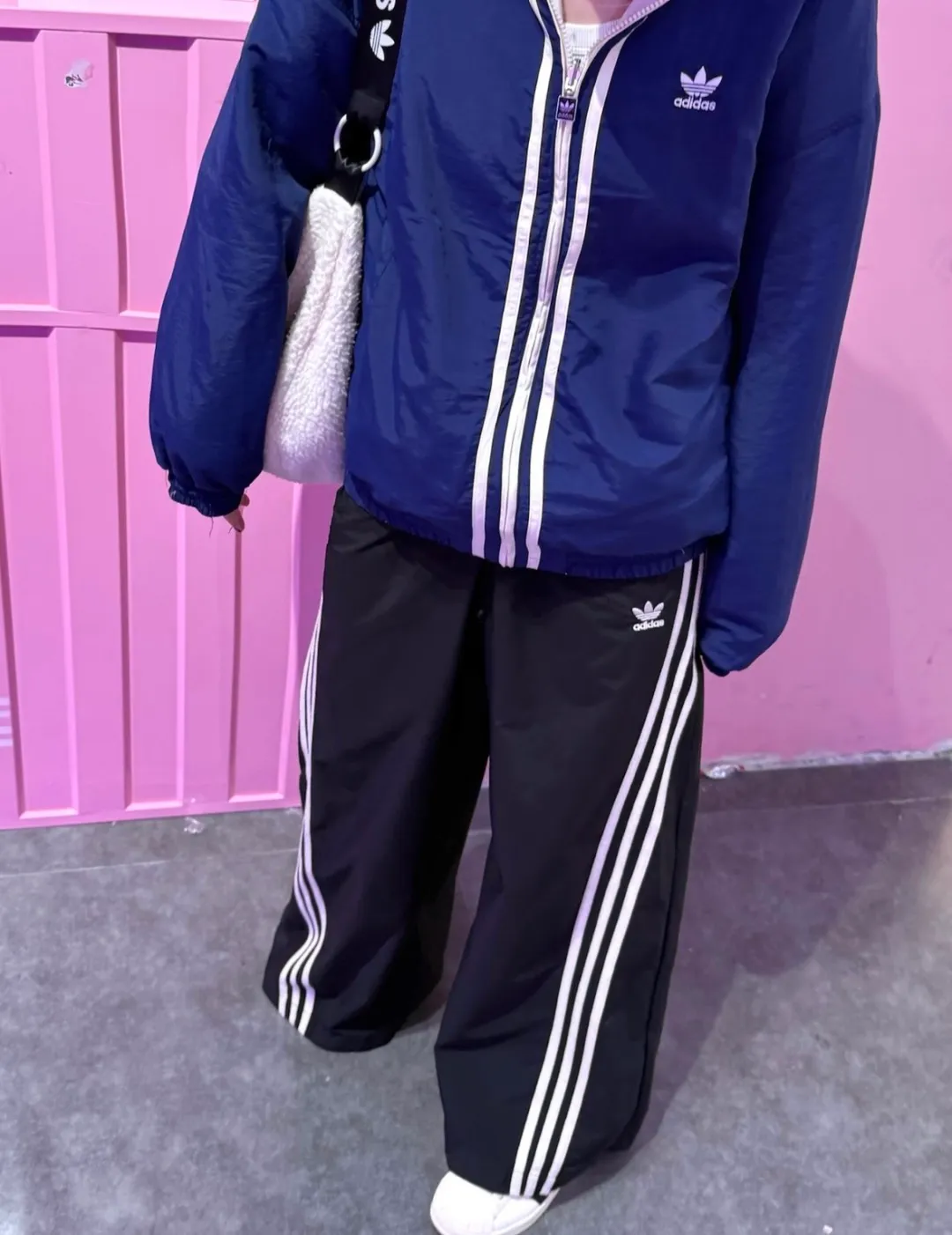 Rendering of upper body without watermark/reversible thin jacket📝𝟭𝟬𝟲𝟴𝟳# Exclusive real shot/difference between various stolen pictures and online version on the market [Top version·Adidas clover men and women Same Stylel H REV JKT jacket official website synchronization] ✅Full set of 1:1 customized accessories ➕Customized three-label ➕𝗬𝘂𝗮𝗻 version hang tag ➕𝗹𝗼𝗴𝗼 packaging bag🔥 ➕Scan the tag to enter the official website. ✅The top version, ins Xiaohongshu has many bloggers wearing it. ✅Adi’s absolute Hot Sale star Same Style details are online, feel free to compare! Classic embroidery on the chest, fixed color and classic three-bar stripes, Classic will never go out of style! Versatile is not picky, the original model is perfect for the upper body, so buy it with your eyes closed! "Self-view of quality control with real photos of store owner's details" What you see is what you get # Full text real photos 📷 Never save a penny of cost! ! ! ⭕The high version of the best products🐮is different from the junk products in the market🗯️The same picture but different prices means different versions. ❌Don’t be fooled by the same copywriters and pirated pictures from outside that mix and distribute high-luxury pictures at low prices. After comparing the quality, you will know where the gap is. Don’t lie. I don’t guarantee that my products are the cheapest, but I definitely guarantee that they are worth every penny of your hard-earned money! ‼ ️We don’t slash prices or lower prices, we supply products with heart and only make high-end versions!!! Breasts Jimei must see the details of my home clearly, the pictures of my home are all taken by the owner himself❤️ Color: Black White Size: S-XXL